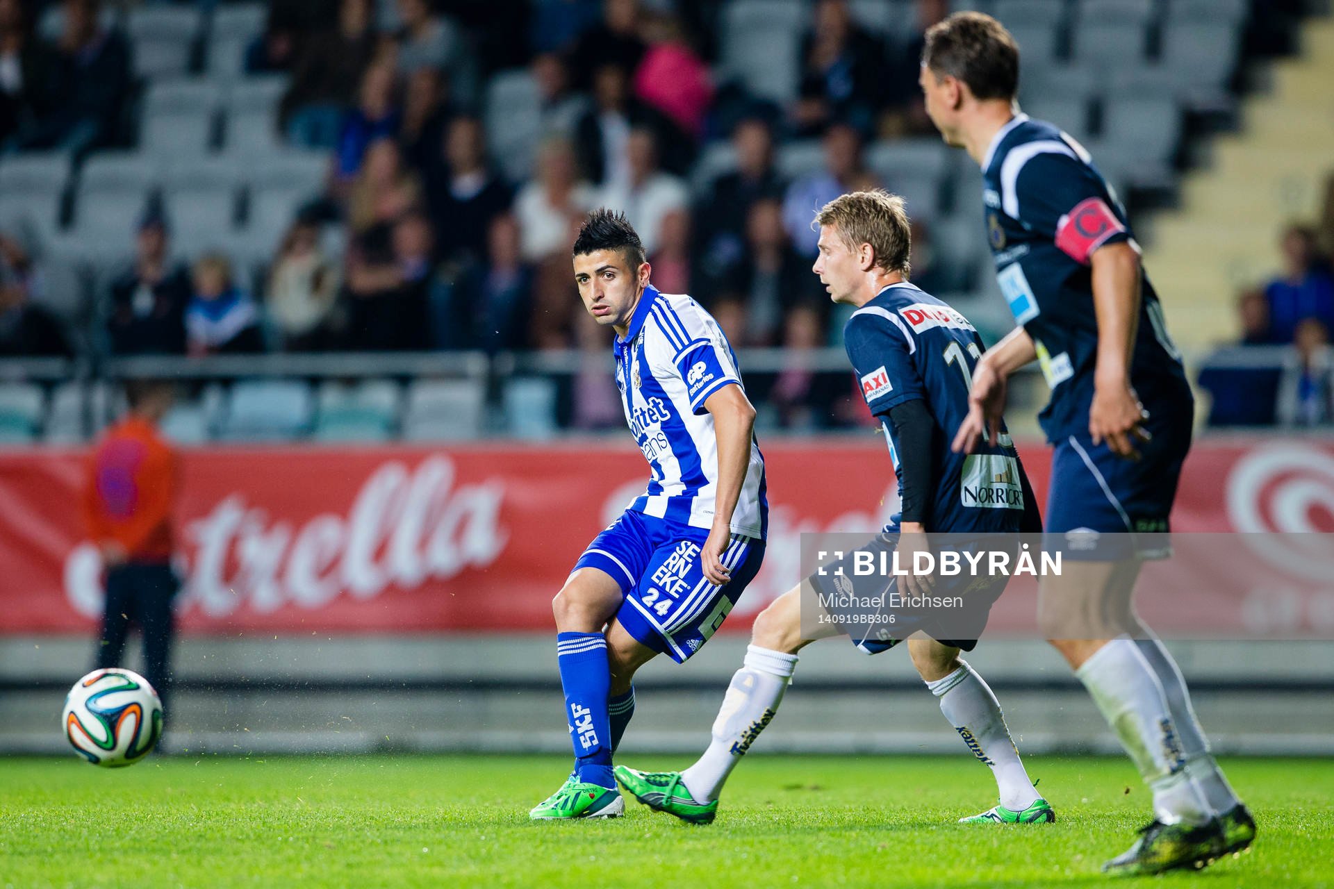 IFK Göteborgs Diego Calvo slår en passning