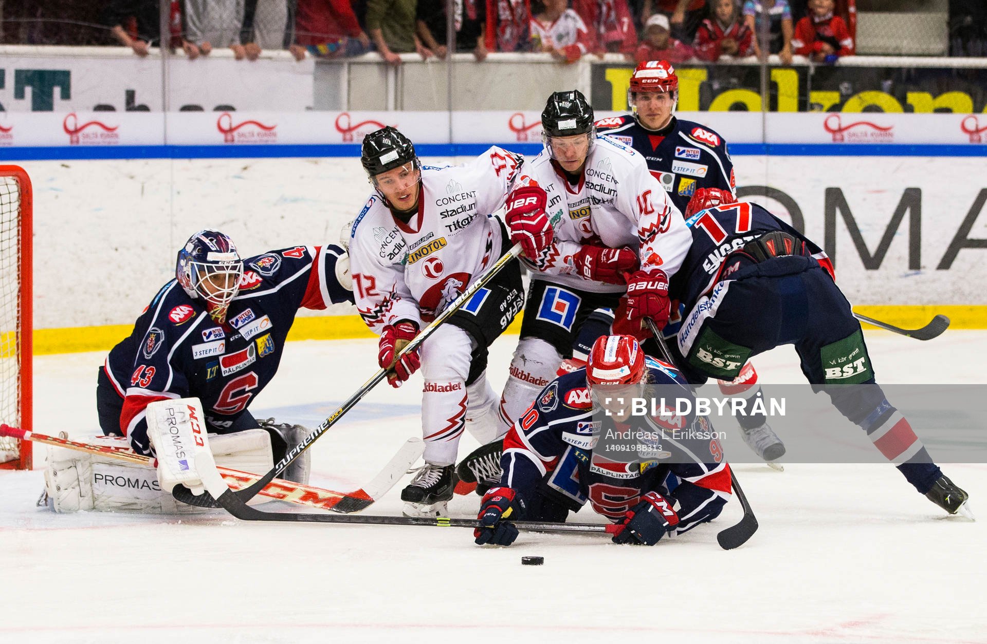 Pucken ligger fri framför Christopher Aspeqvist medan