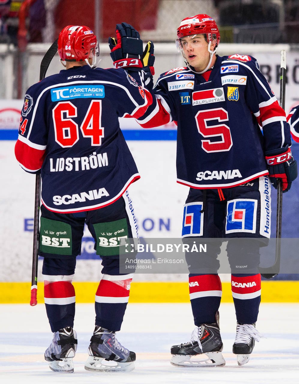 Södertäljes David Lidström gratuleras av Robin Press