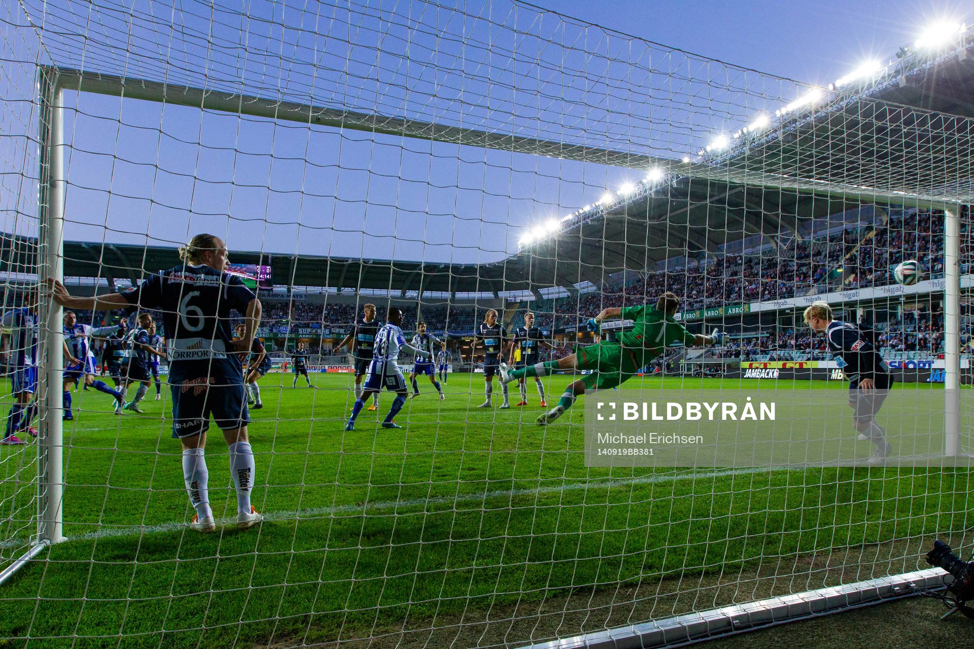 IFK Göteborgs Kjetil Waehler nickar in 1-0