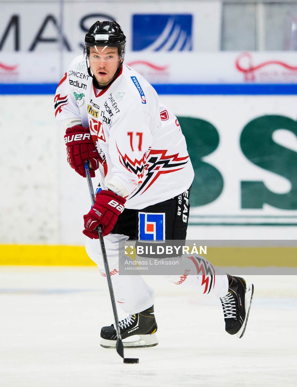 Vita Hästens Juha Uotila med pucken