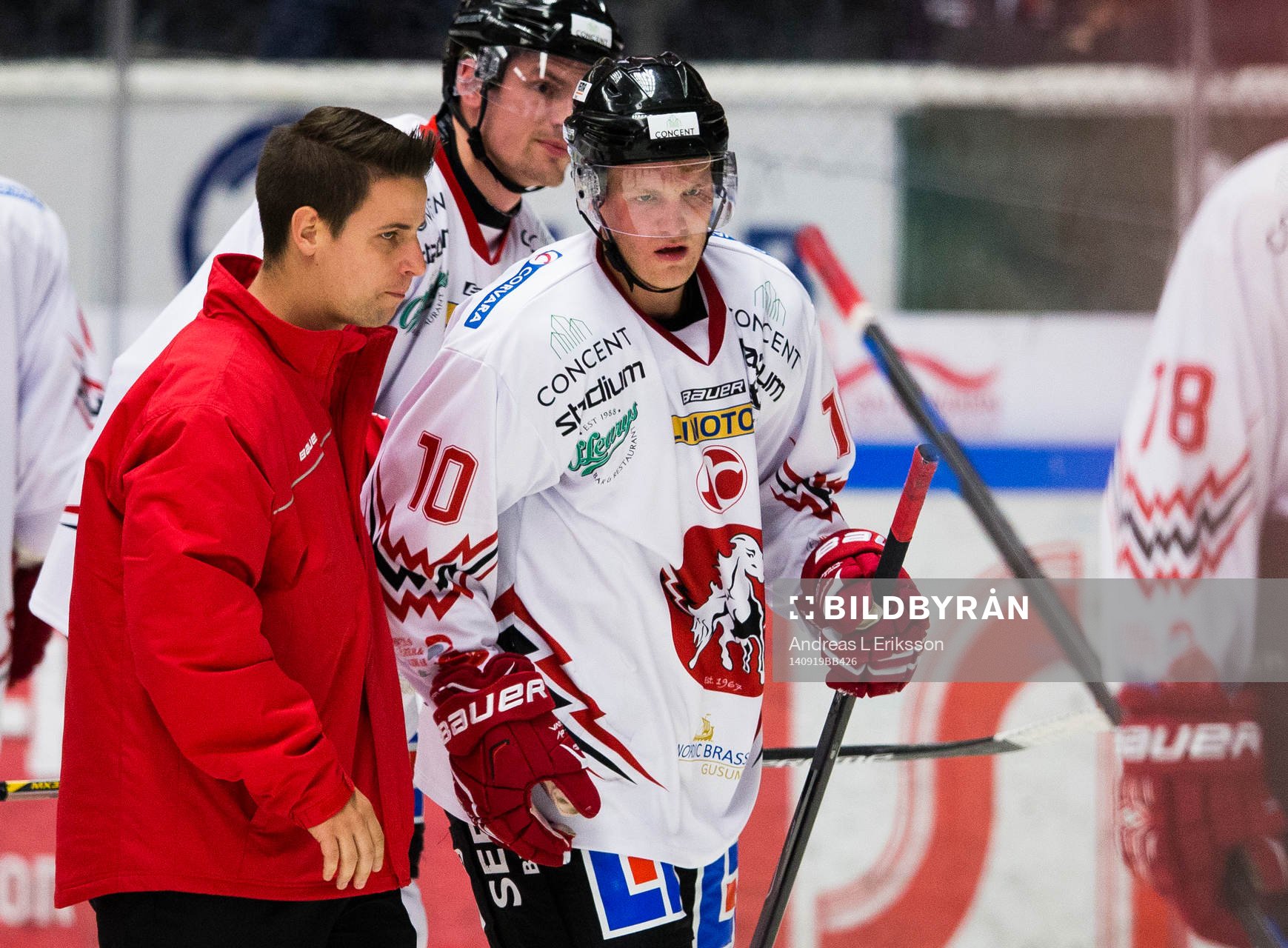 Vita Hästens Jesper Samuelsson kliver av isen