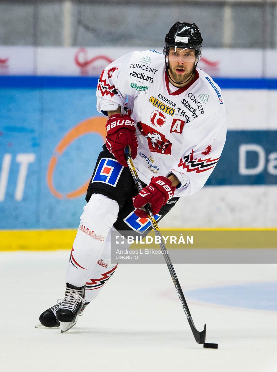 Vita Hästens Morgan Hassel med pucken