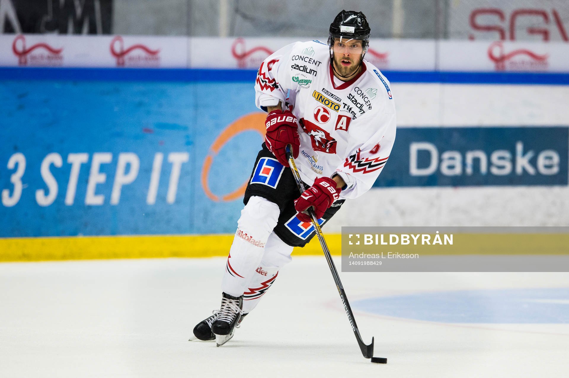 Vita Hästens Morgan Hassel med pucken