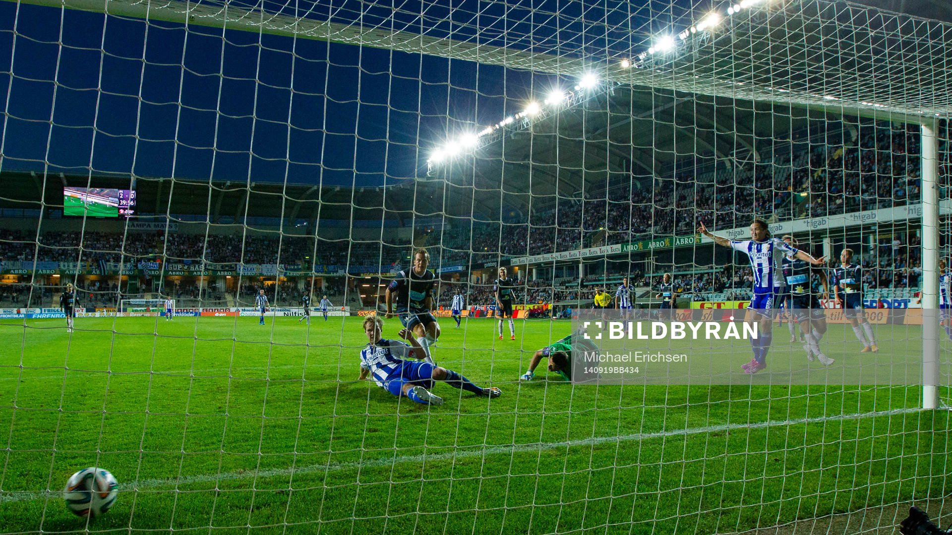 IFK Göteborgs Lasse Vibe skjuter in 3-0 bakom Gefles