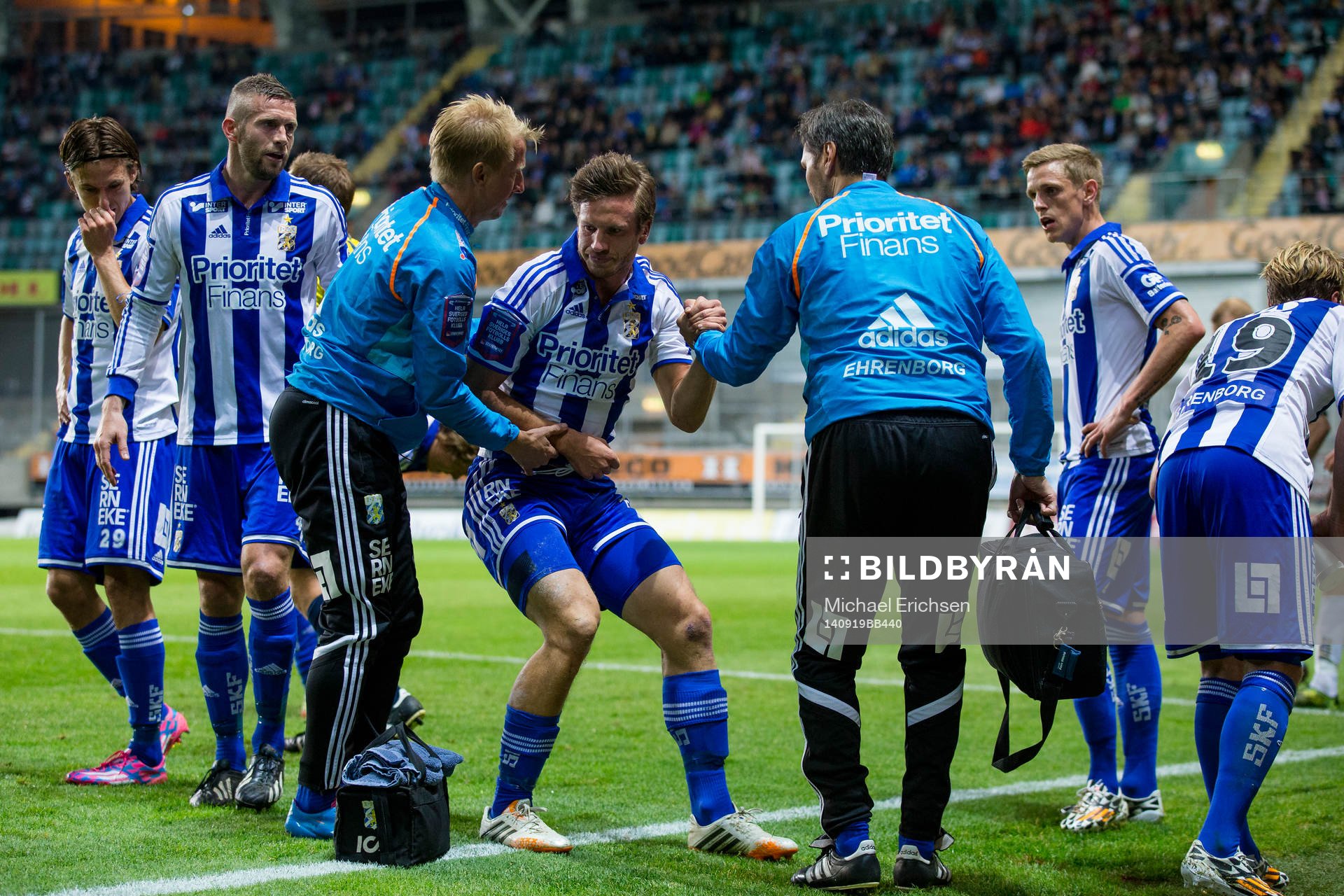 IFK Göteborgs Gustav Svensson hjälps upp