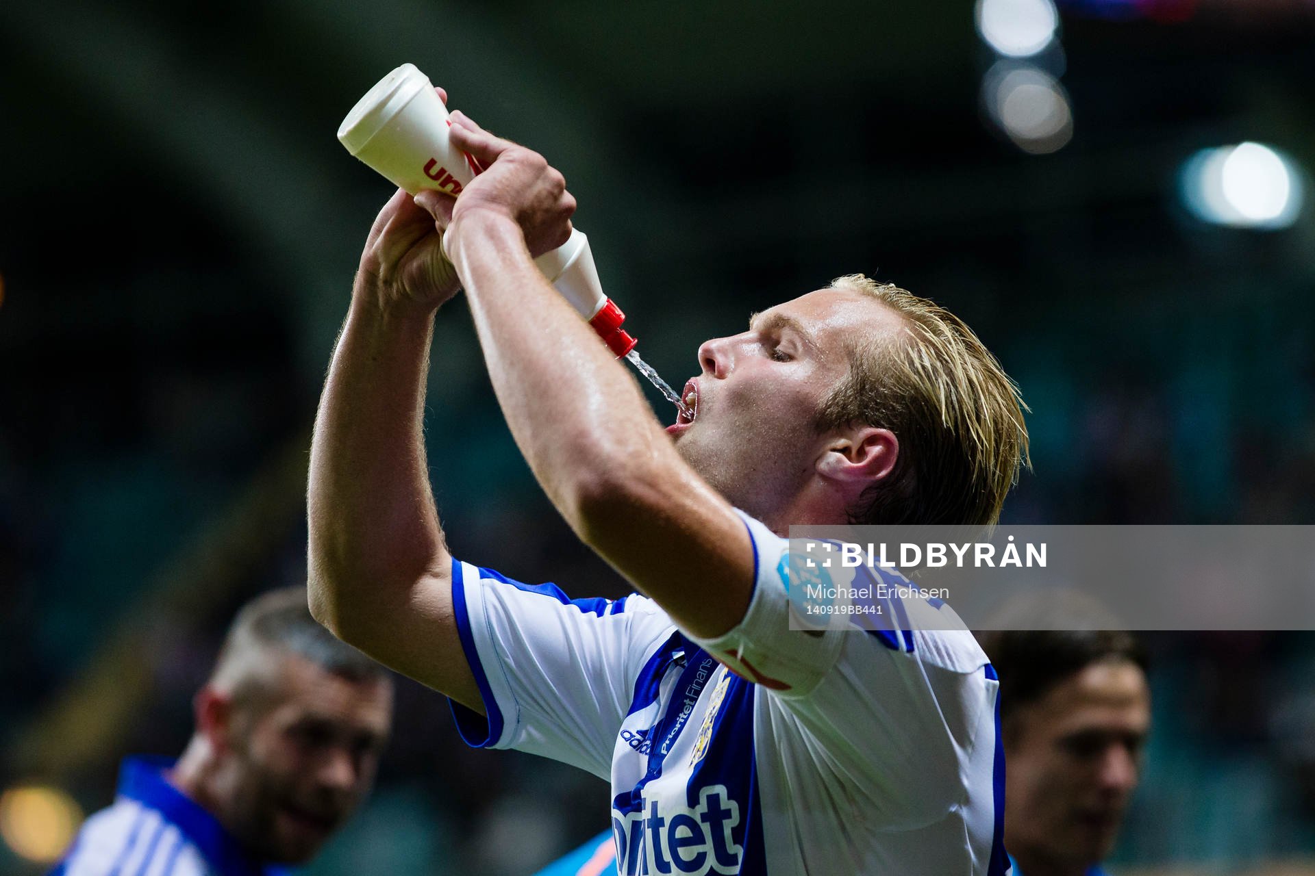 IFK Göteborgs Gustav Engvall dricker vatten