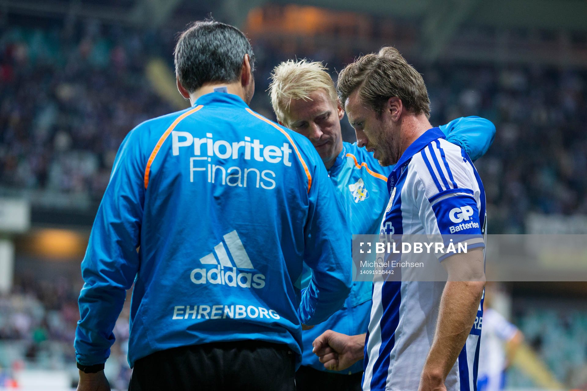 IFK Göteborgs Gustav Svensson får sin axel kollad
