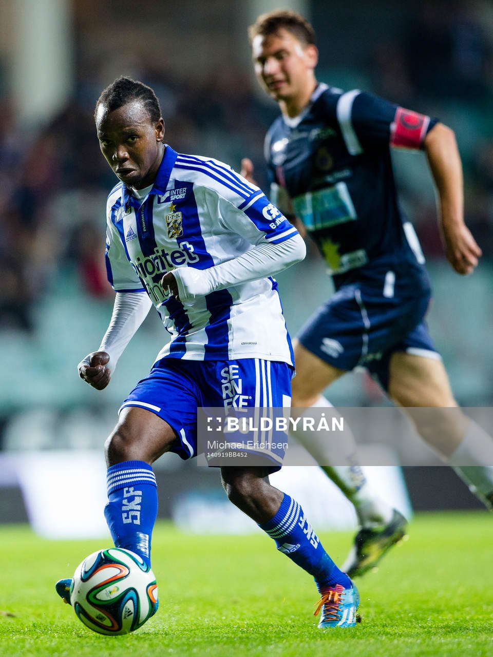 IFK Göteborgs May Mahlangu slår en passning under fotbollsmatchen i Allsvenskan mellan IFK Göteborg - Gefle den 19 september 2014 i Göteborg.