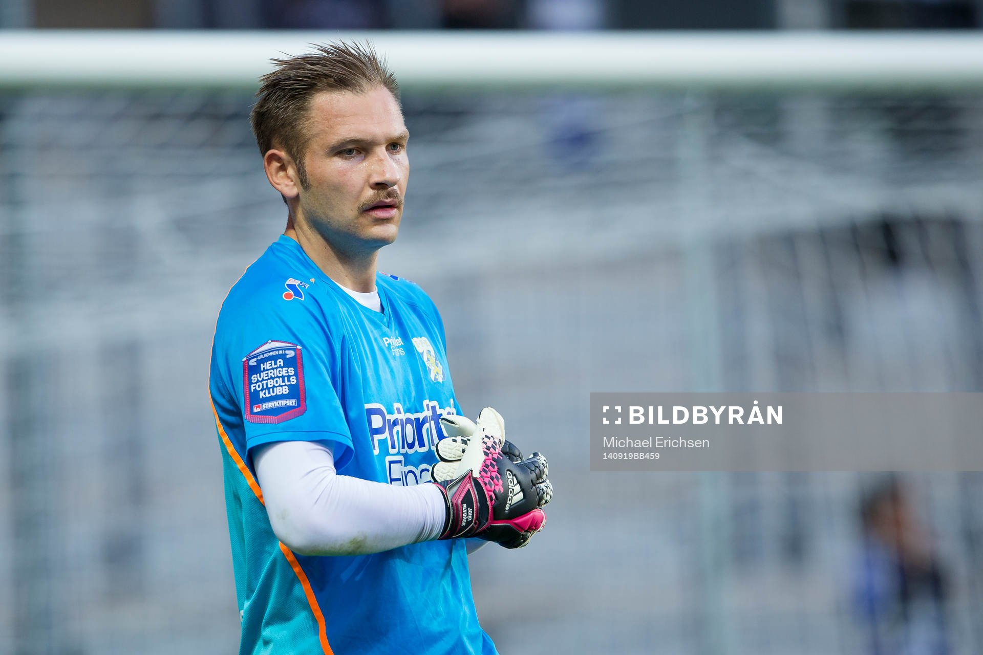 IFK Göteborgs målvakt John Alvbåge värmer upp innan