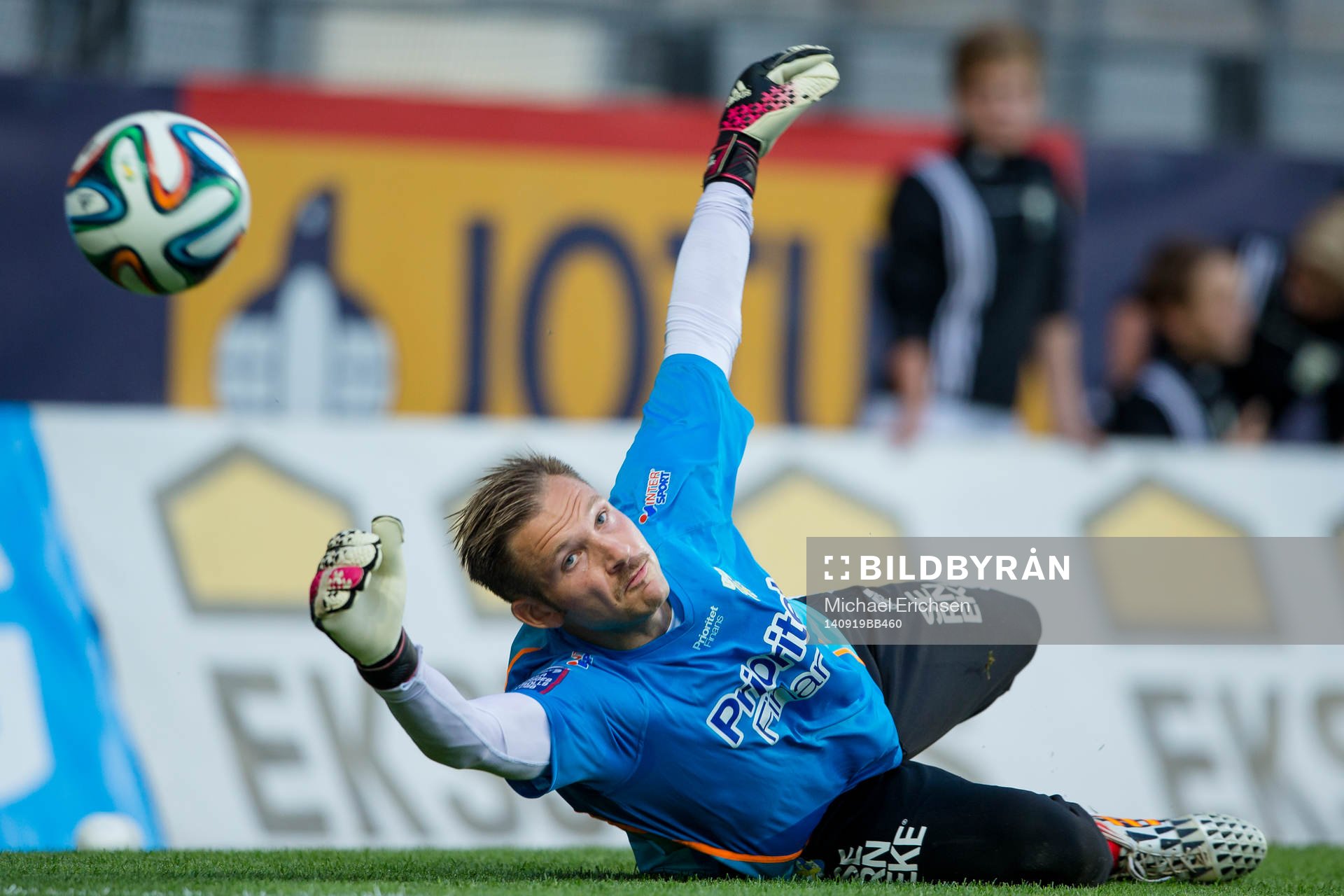 IFK Göteborgs målvakt John Alvbåge värmer upp innan fotbollsmatchen i Allsvenskan mellan IFK Göteborg - Gefle den 19 september 2014 i Göteborg.
