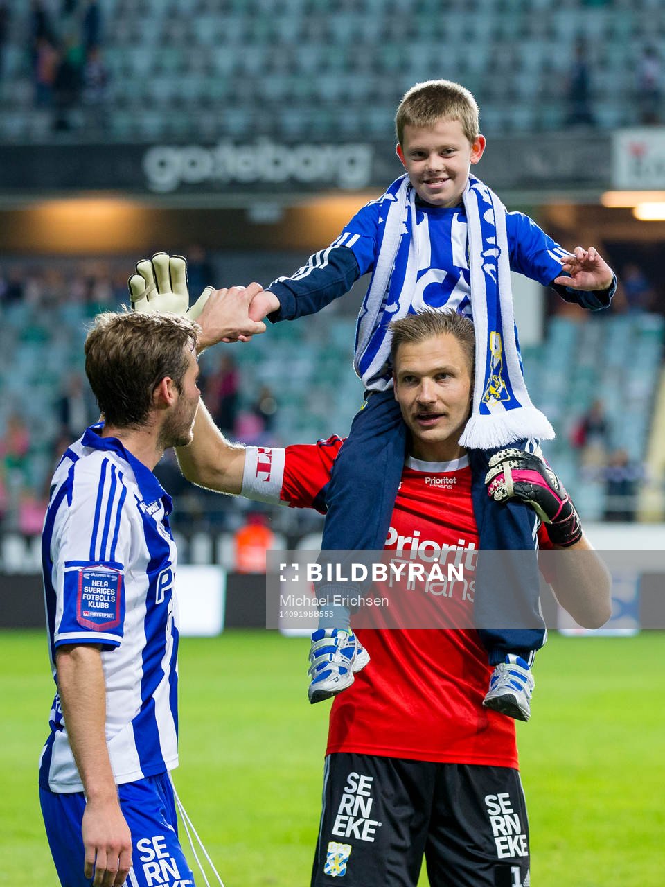 IFK Göteborgs Emil Salomonsson gör high five med en