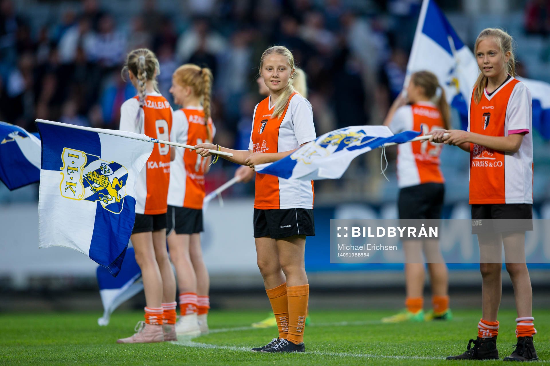 Tjejer från fotbollsklubben Azalea med flaggor innan