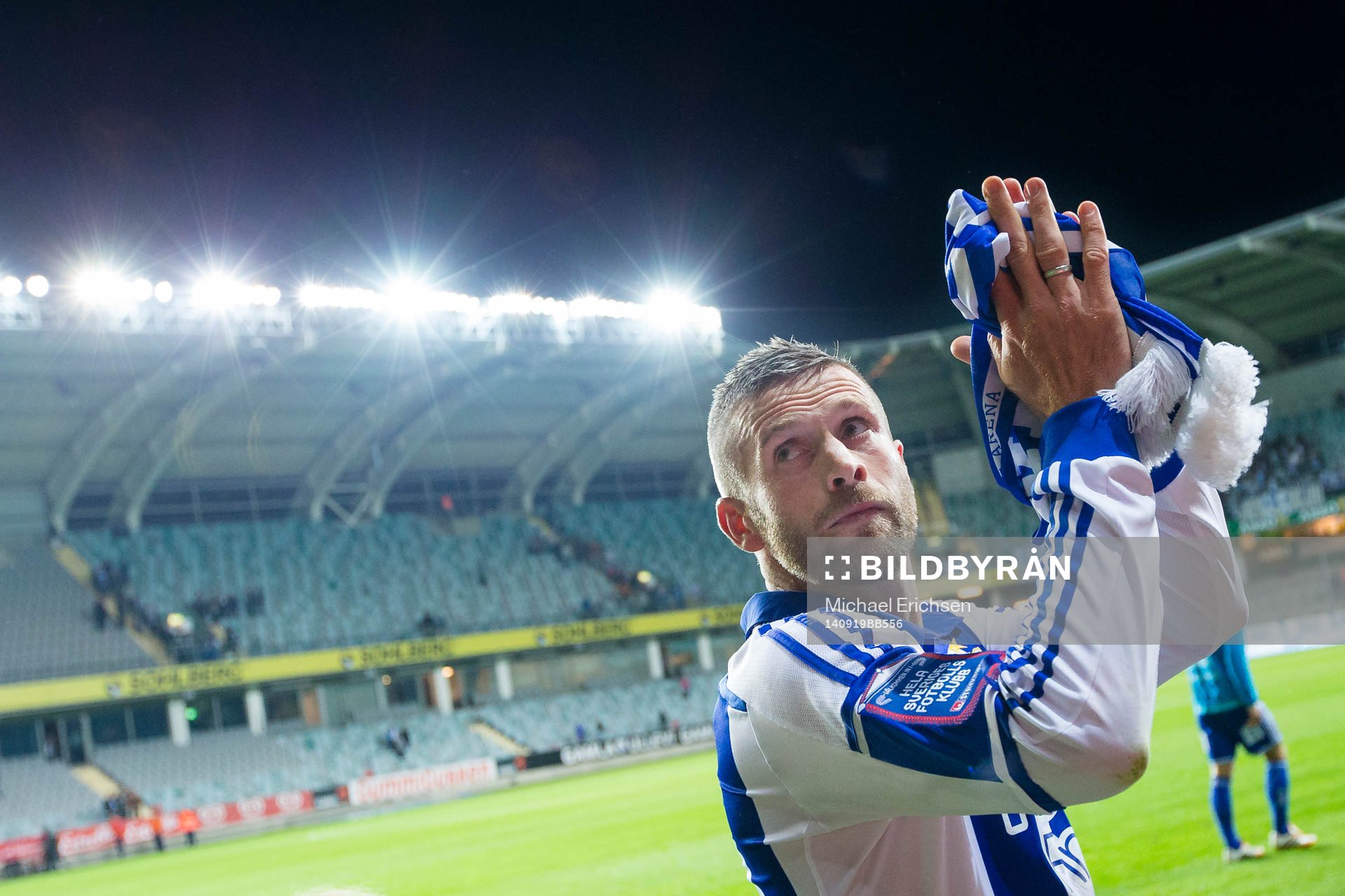 IFK Göteborgs Kjetil Waehler hyllas av klacksektionen levande sittplats efter fotbollsmatchen i Allsvenskan mellan IFK Göteborg - Gefle den 19 september 2014 i Göteborg.