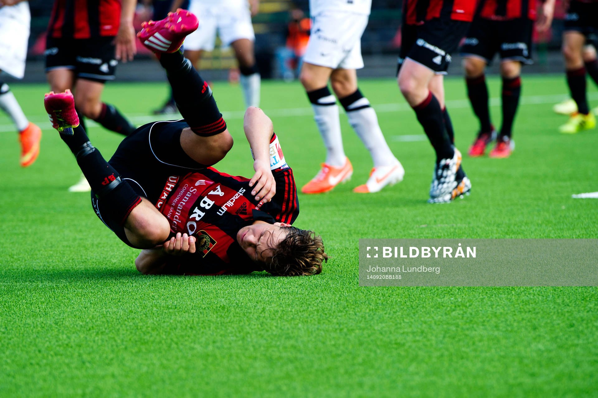Brommapojkarnas Jesper Karlström får ont i en duell