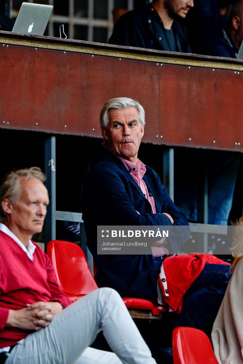 Hammarbys tränare Nanne Bergstrand sitter på läktaren