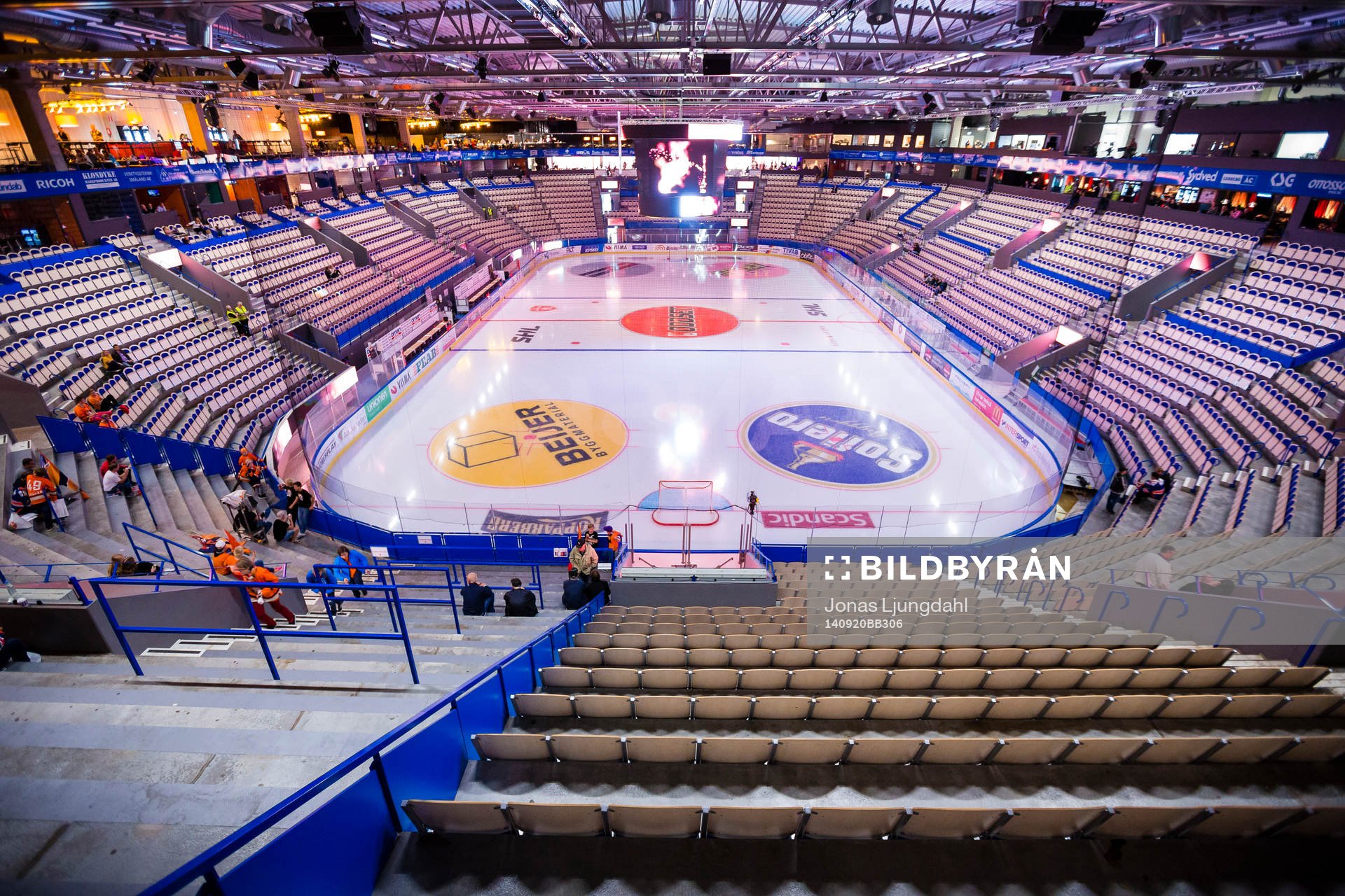 Vy över Vida arena interiör innan ishockeymatchen i SHL