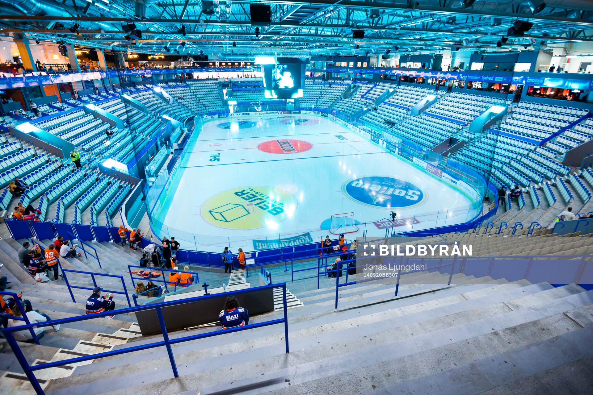 Vy över Vida arena interiör innan ishockeymatchen i SHL
