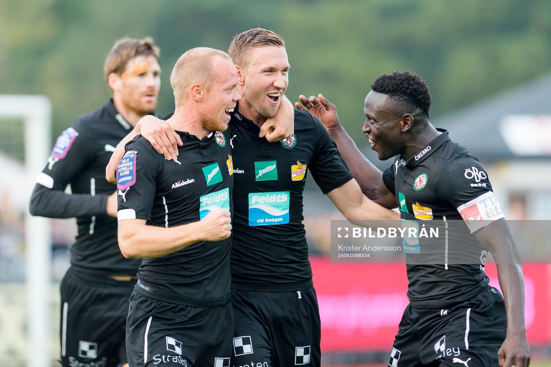 Örebros Patrik Haginge (v) har gjort 0-2 och jublar