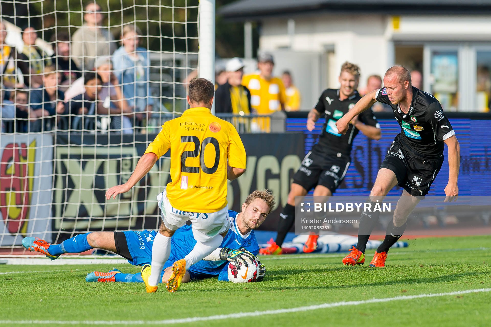 Örebros målvakt Oscar Jansson räddar under fotbollsmatchen i Allsvenskan mellan Falkenberg och Örebro den 20 september 2014 i Falkenberg.