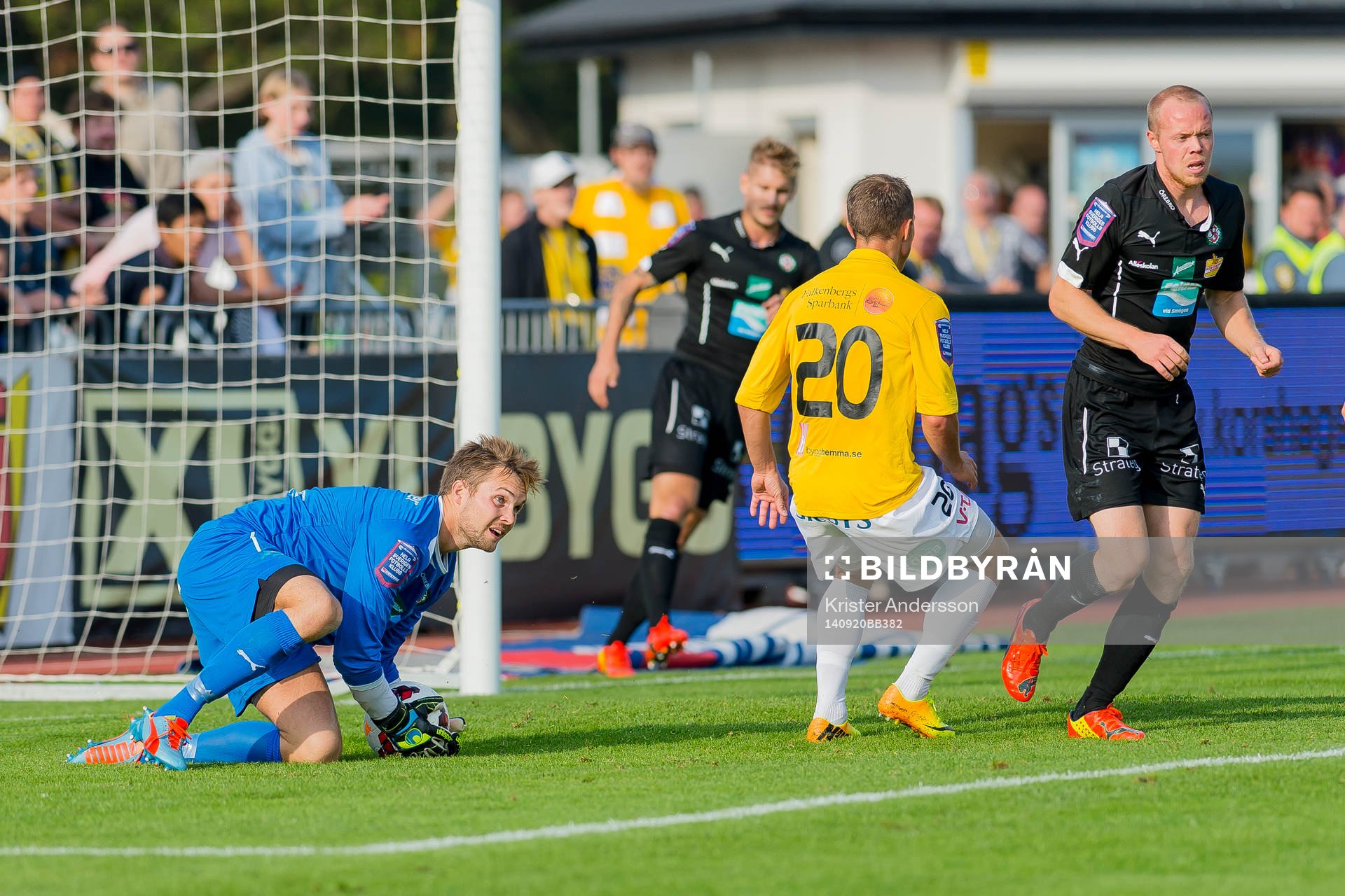Örebros målvakt Oscar Jansson räddar