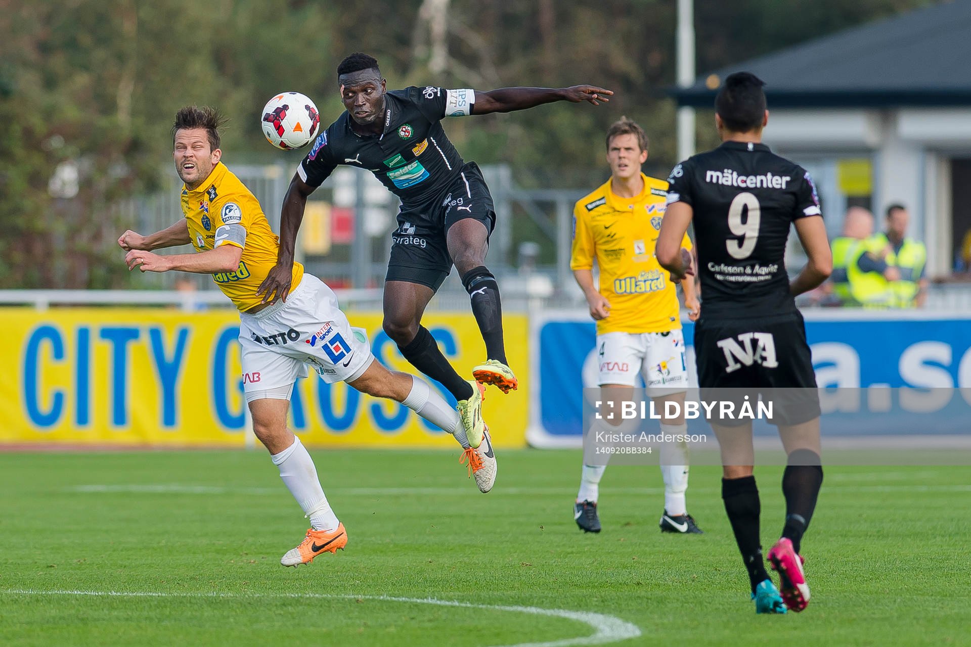 Falkenbergs David Svensson och Örebros Alhassan Kamara