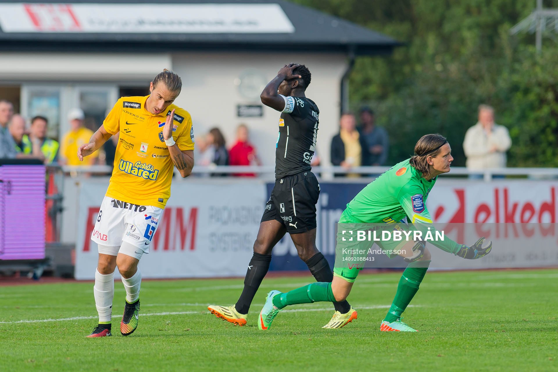 Falkenbergs målvakt Otto Martler räddar friläge från