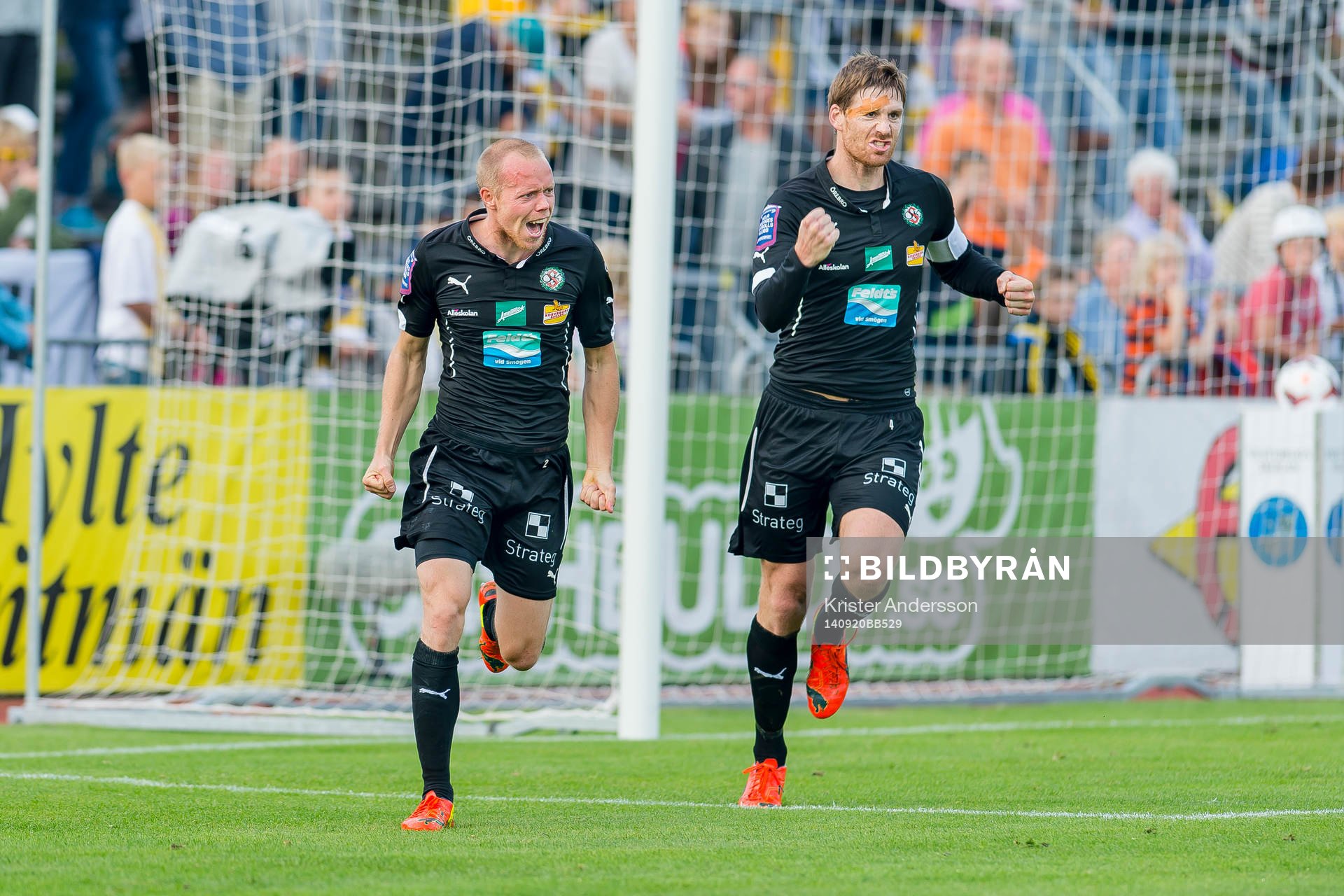 Örebros Patrik Haginge (v)  gör 0-2 och jublar