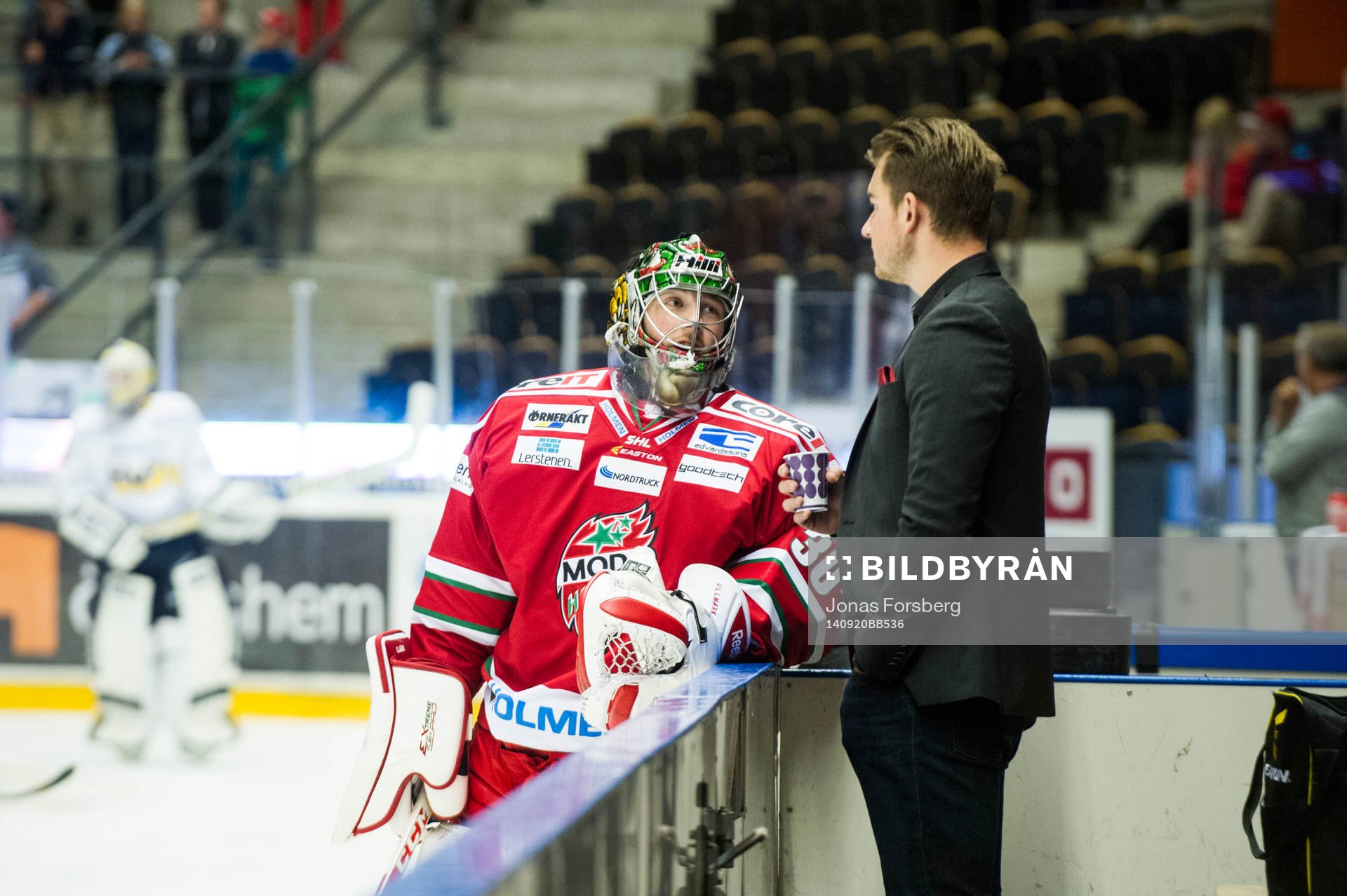 Modos målvakt Linus Ullmark pratar med målvaktstränare