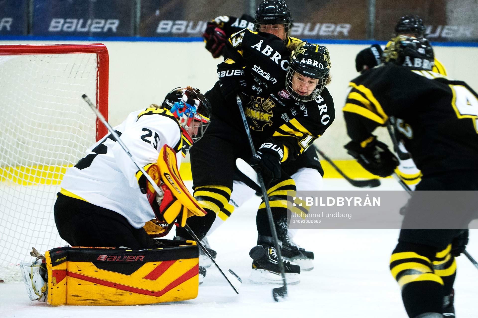 s Lisa Hedengren framför Brynäs målvakt Sara Grahn