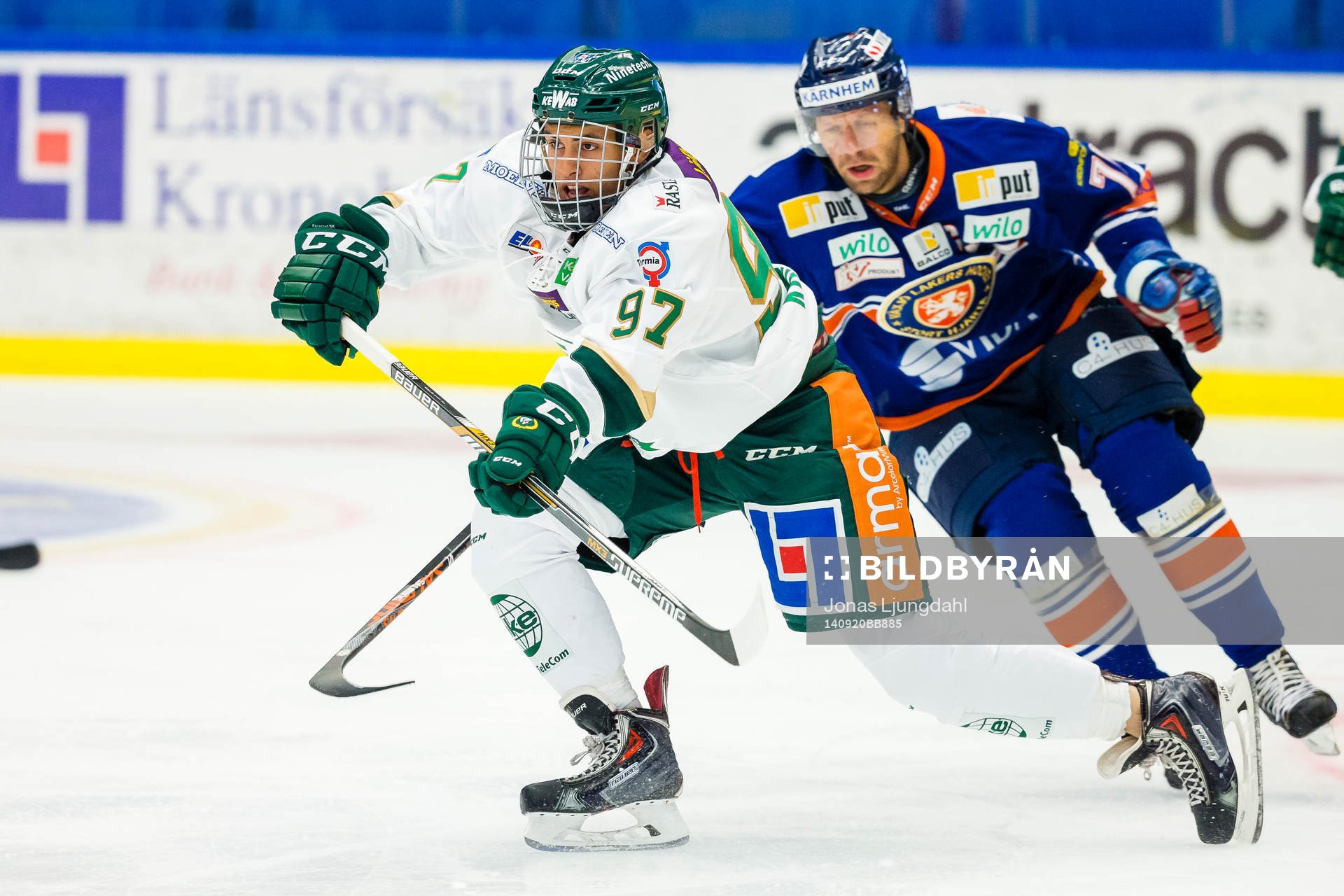 Färjestads Oliver Kylington jagas av Tomi Kallio