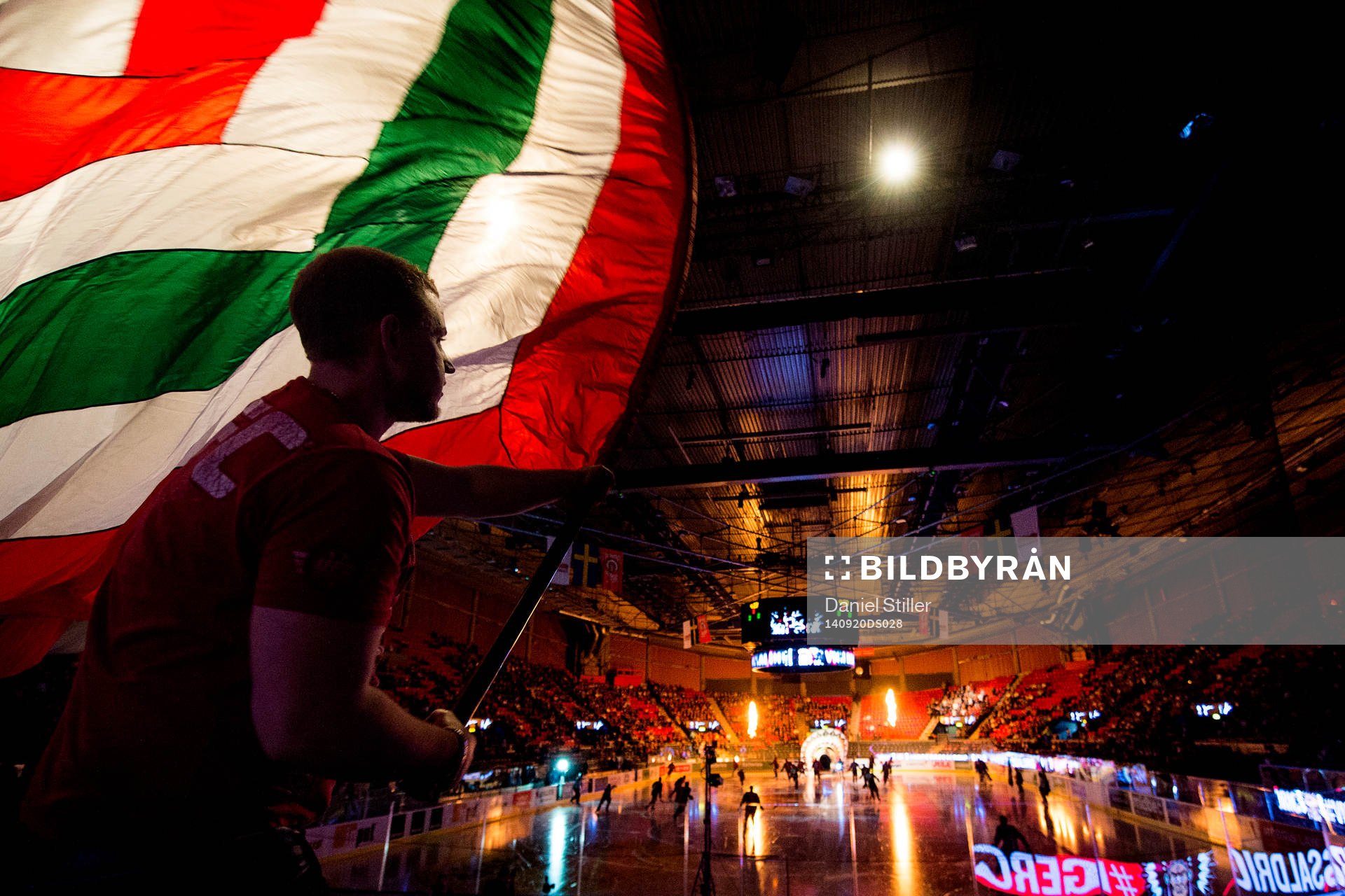 Frölundasupporter med flagga innan ishockeymatchen i SHL
