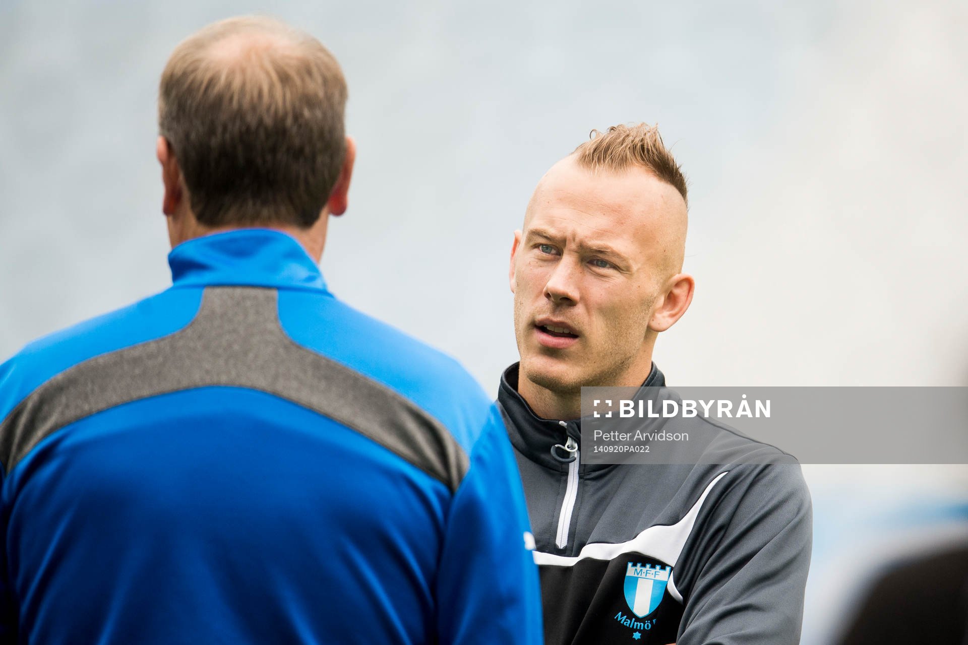 Malmö FFs Magnus Eriksson i samtal med tränare Åge