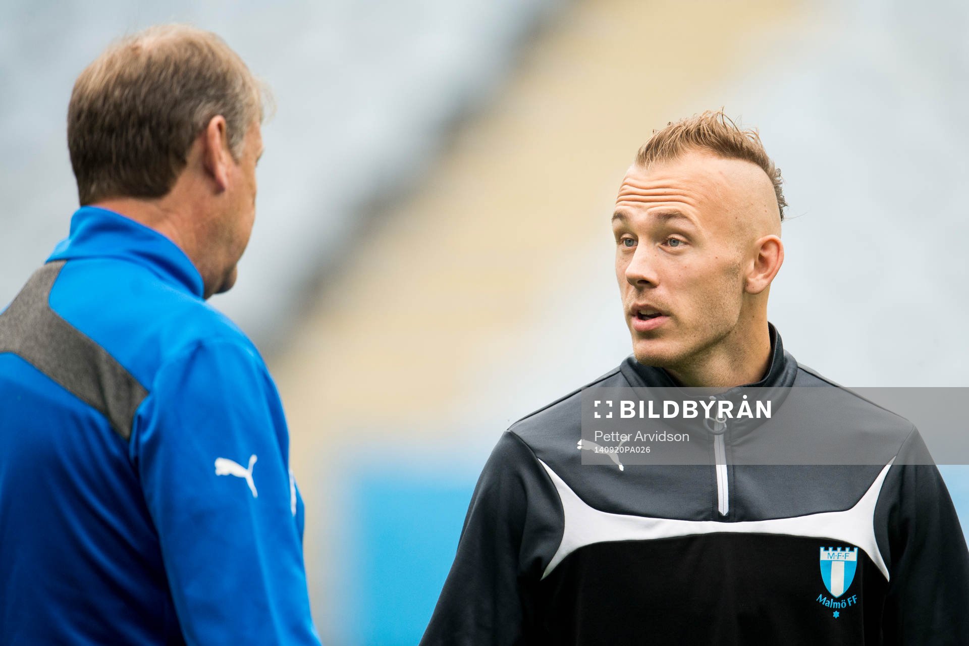 Malmö FFs Magnus Eriksson i samtal med tränare Åge Hareide under en träning den 20 september 2014 i Malmö.