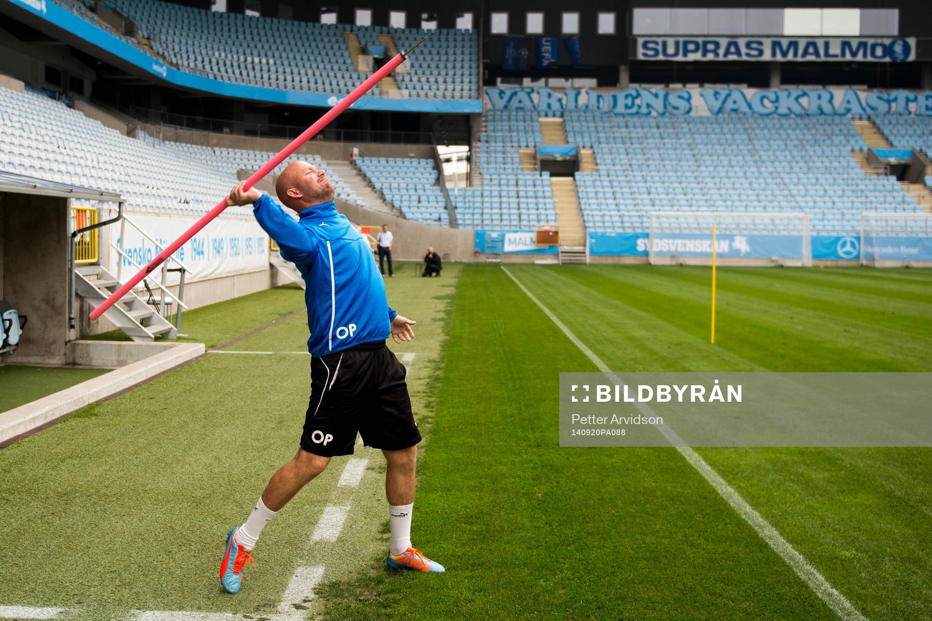 Malmö FFs assisterande tränare Olof Persson kastar spjut