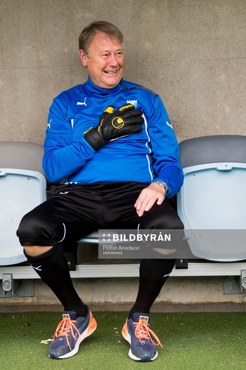 Malmö FFs tränare Åge Hareide med en målvaktshandske
