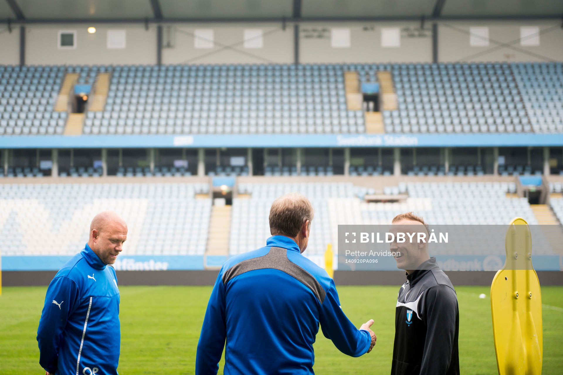 Malmö FFs Magnus Eriksson samtalar med tränare Åge Hareide och assisterande tränare Olof Persson under en träning den 20 september 2014 i Malmö.