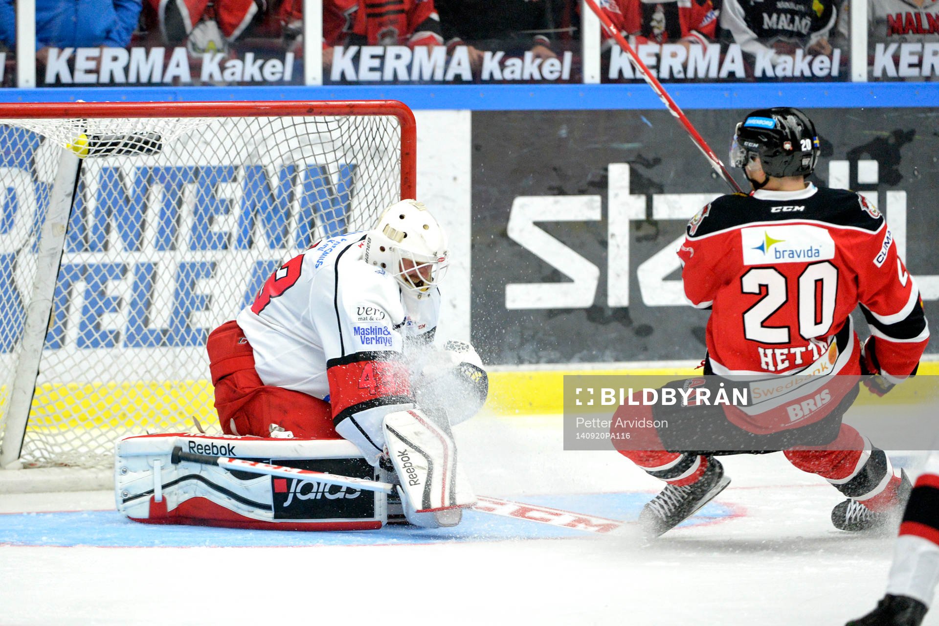 Malmö Redhawks Henrik Hetta faller framför Almtunas