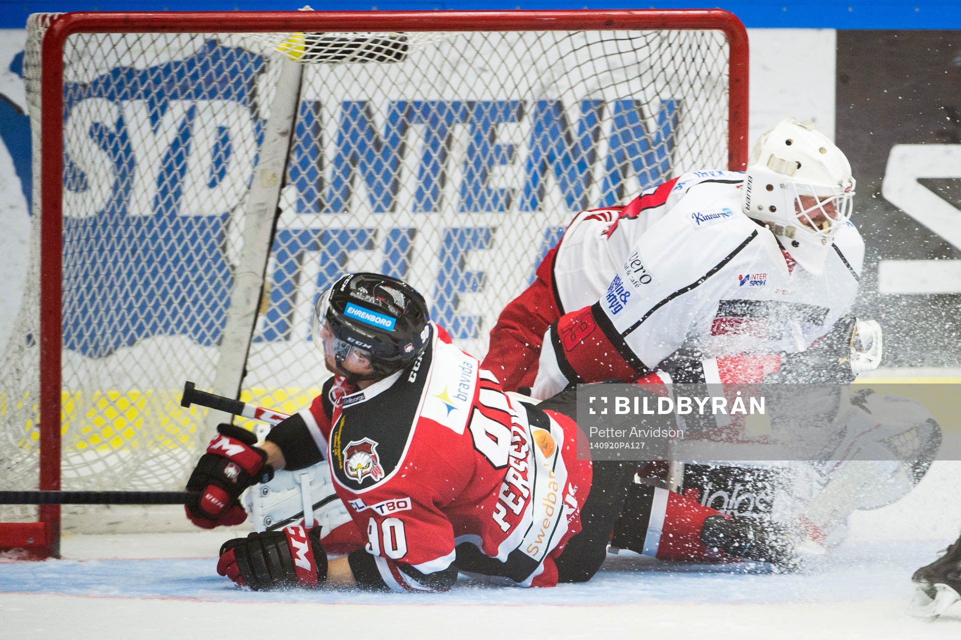 Malmö Redhawks Mattias Persson faller framför Almtunas