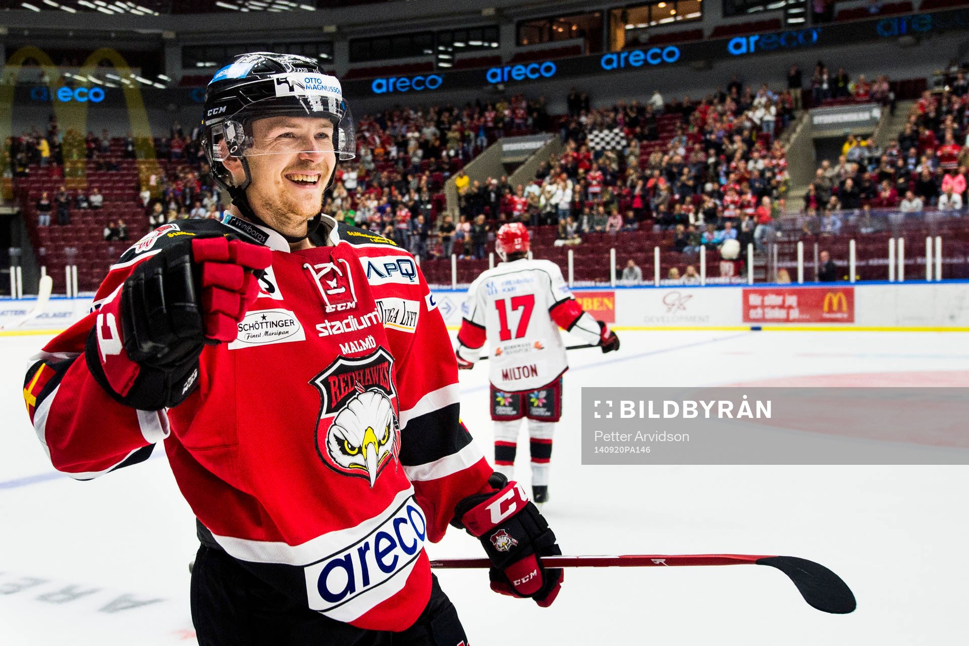 Malmö Redhawks tvåmålsskytt Nicklas Jadeland jublar