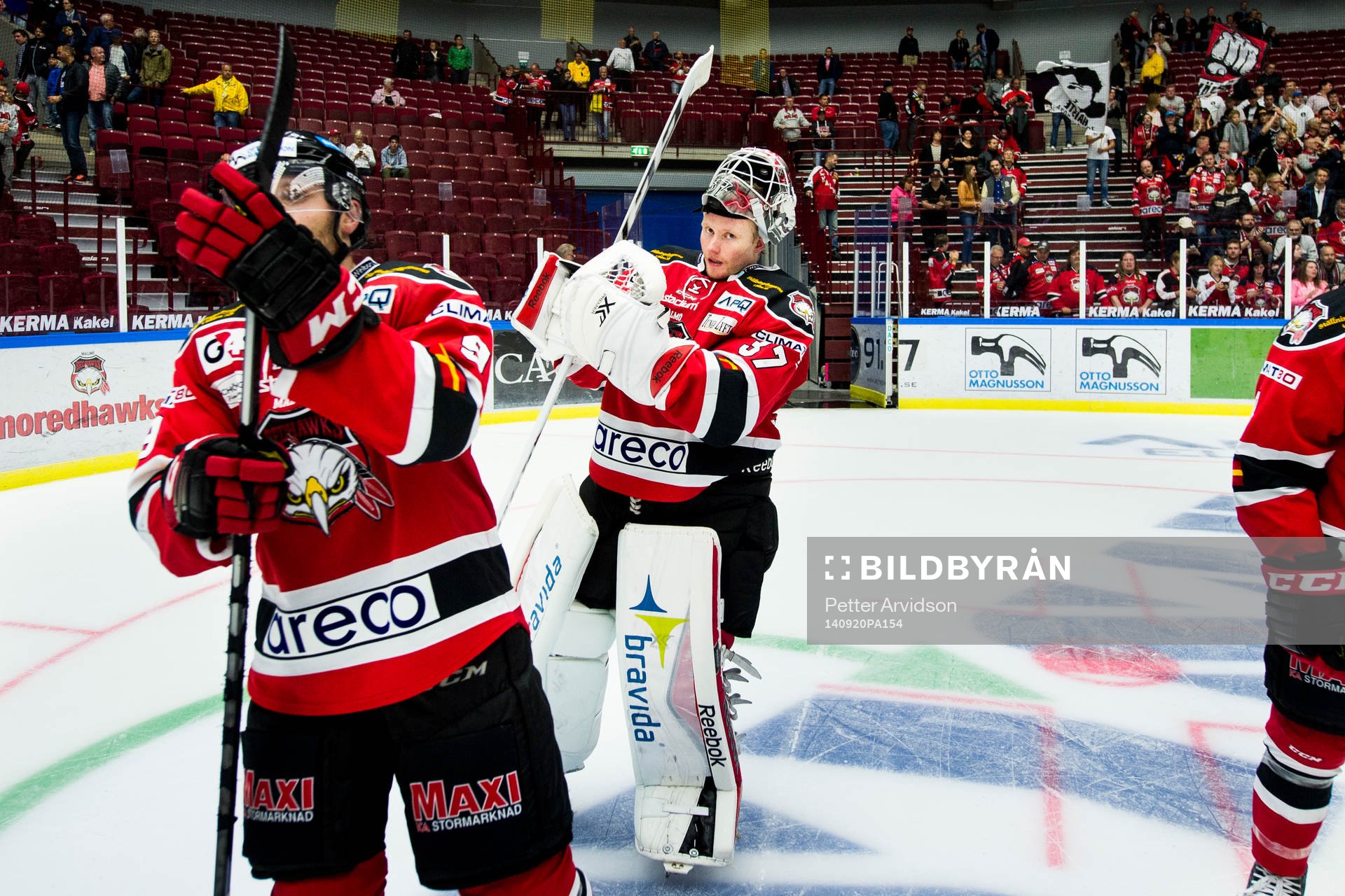 Malmö Redhawks målvakt Jonas Gunnarsson tackar publiken