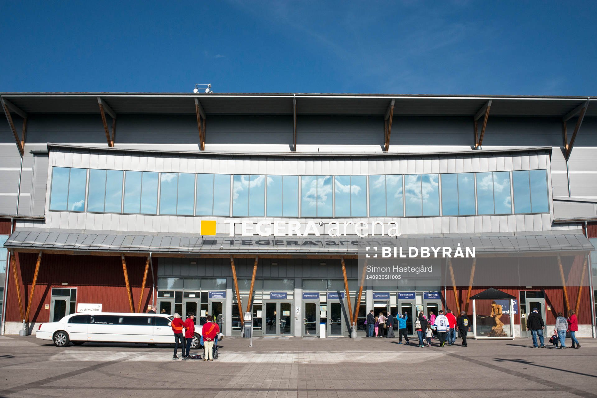 Entren till Tegera Arena före ishockeymatchen i SHL mellan