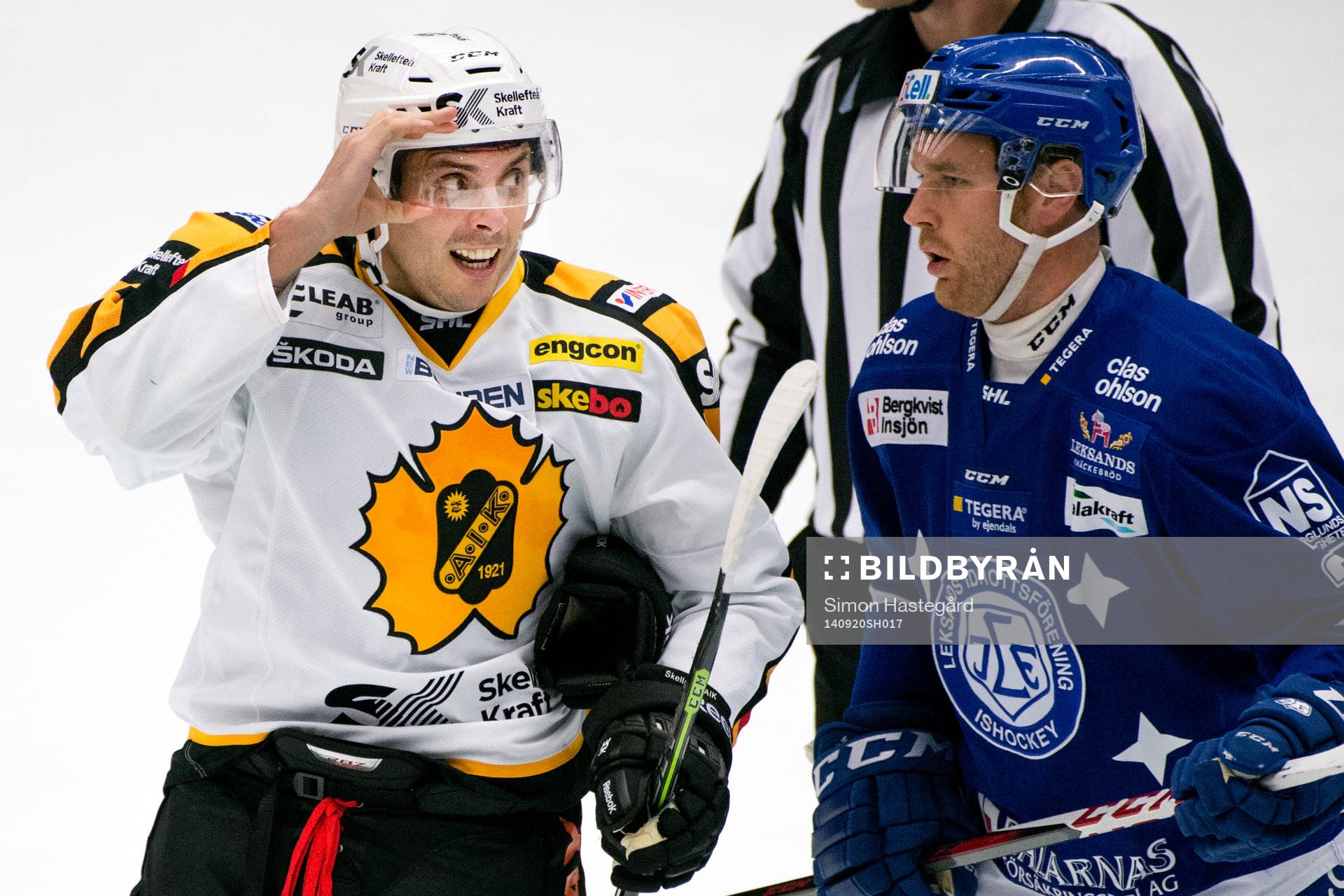 Skellefteås Daniel Widing samtalar med Leksands Jens