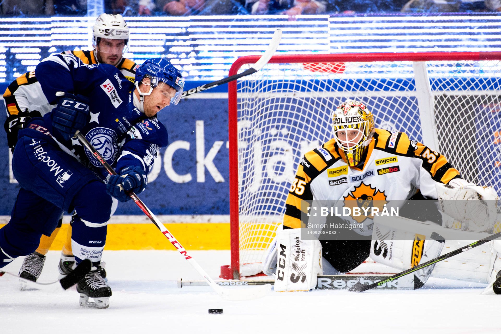 140920  Leksands Jens Bergenström försöker ta sig förbo