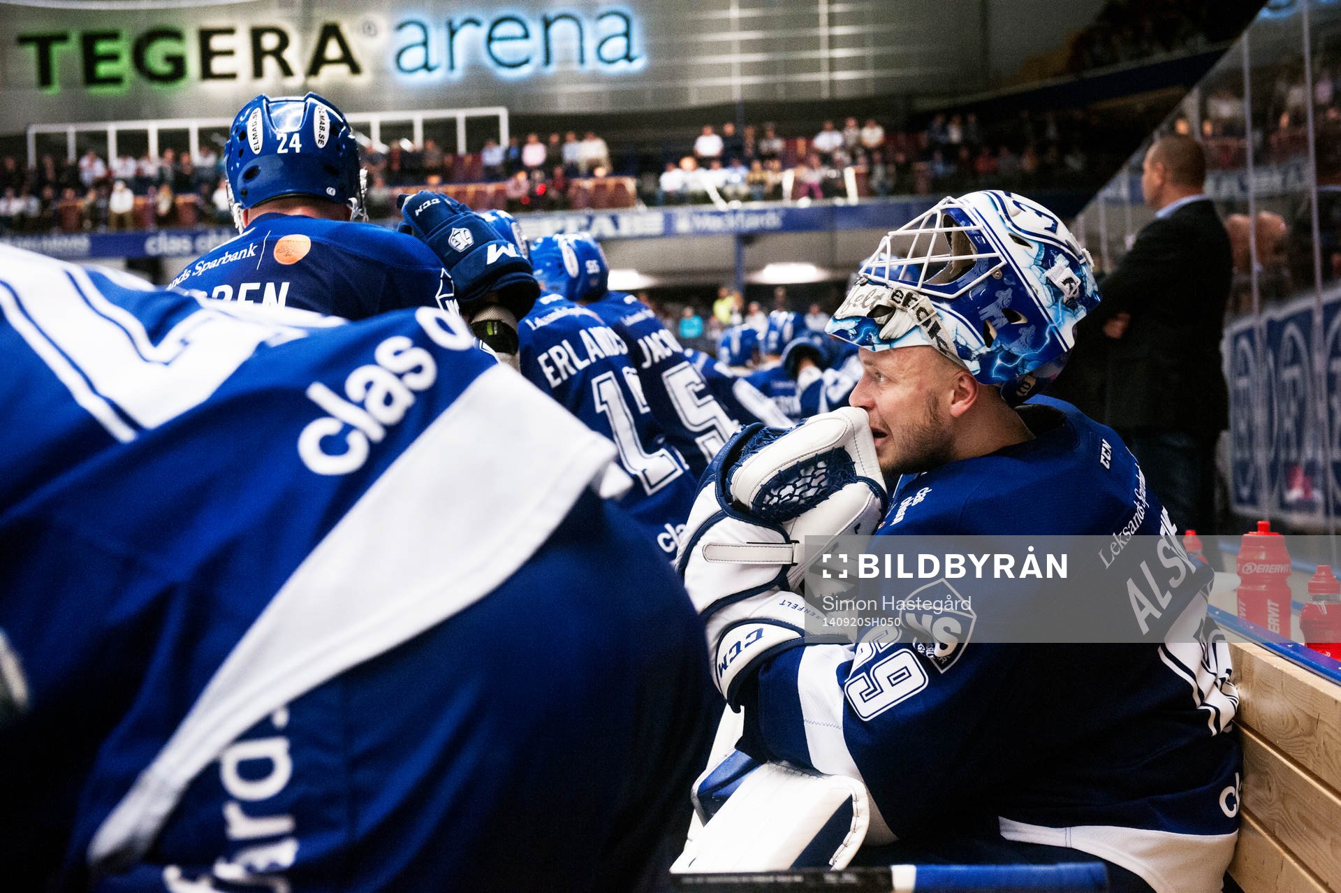Leksands målvakt Oscar Alsenfelt deppar i båset när