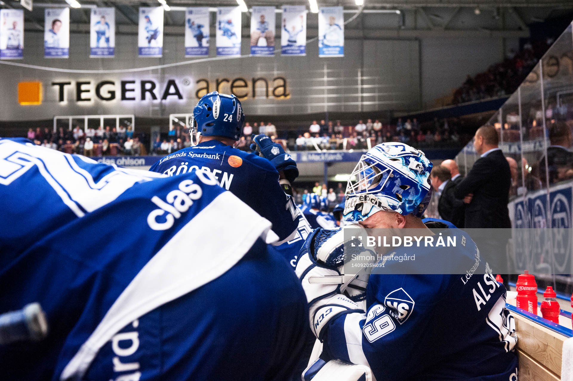 Leksands målvakt Oscar Alsenfelt deppar i båset när