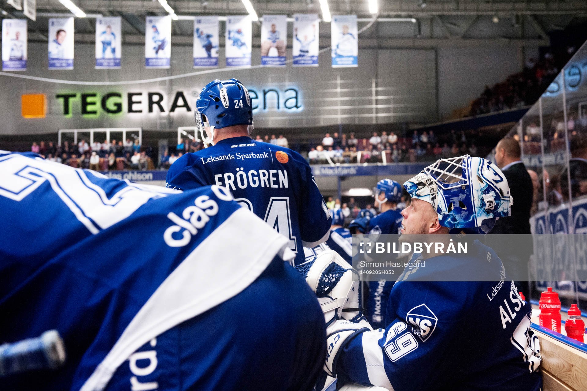 Leksands målvakt Oscar Alsenfelt deppar i båset när