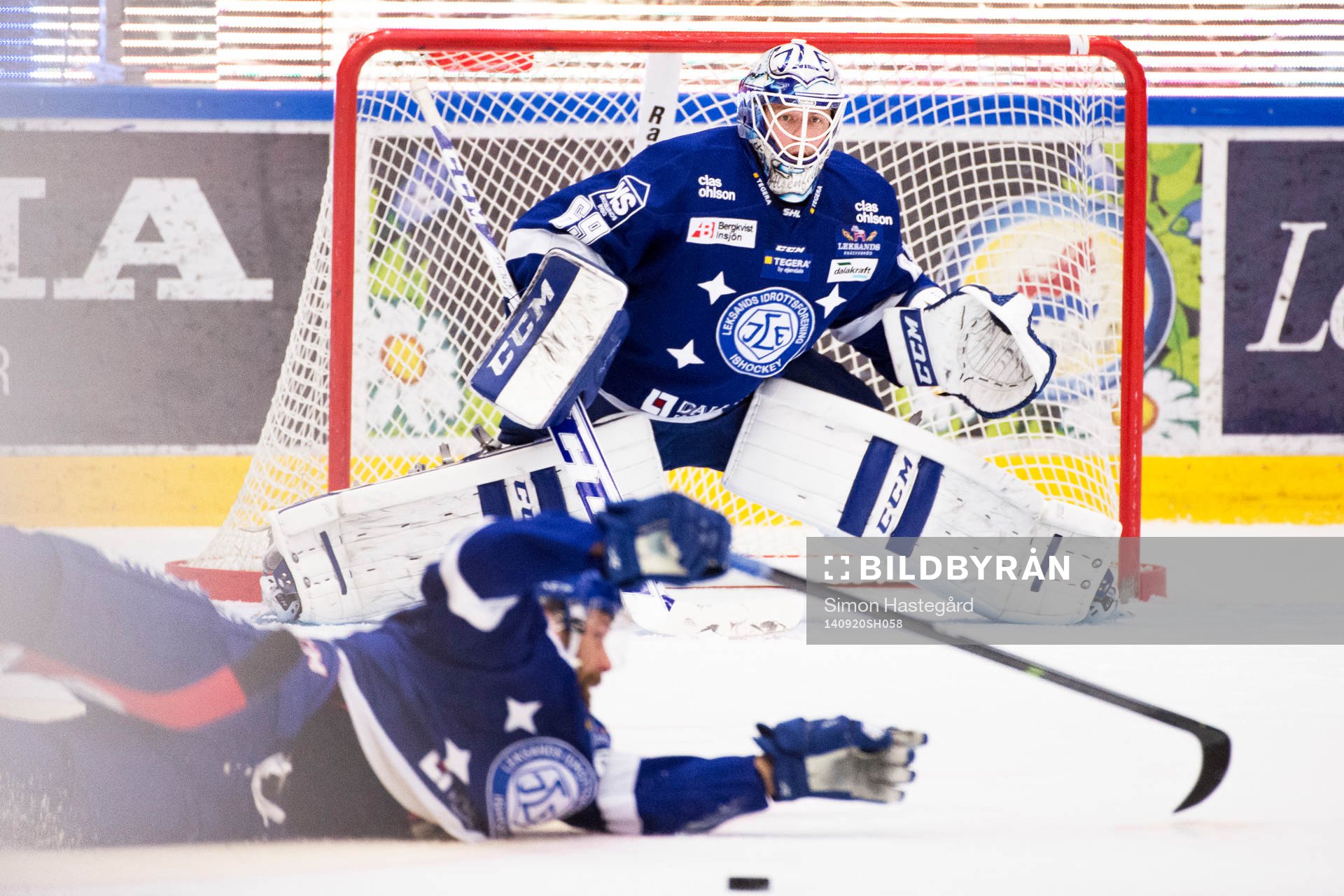 Leksands Johan Svedberg slänger sig framför pucken och