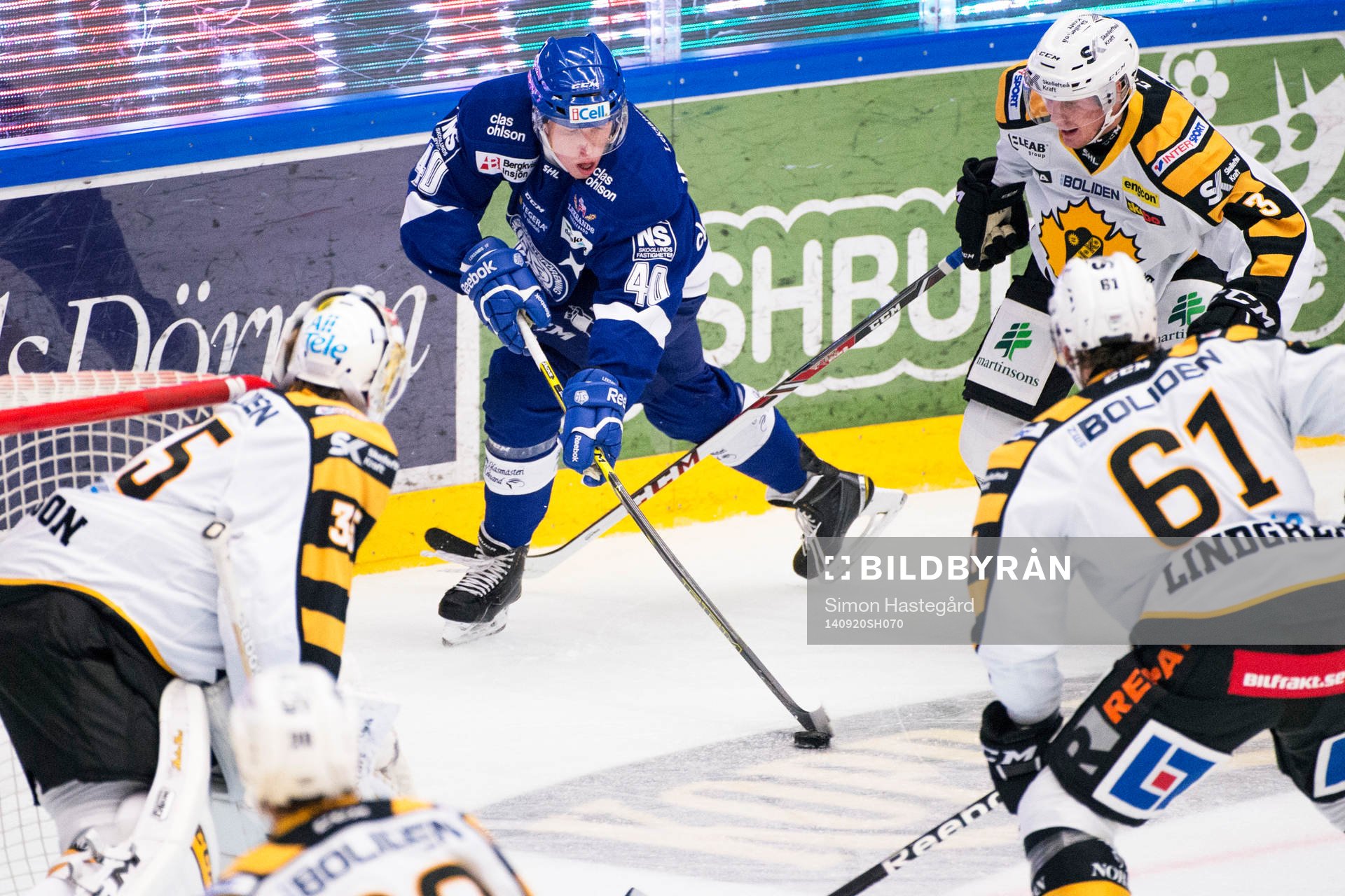 Leksands Tomi Sallinen försöker ta sig förbi