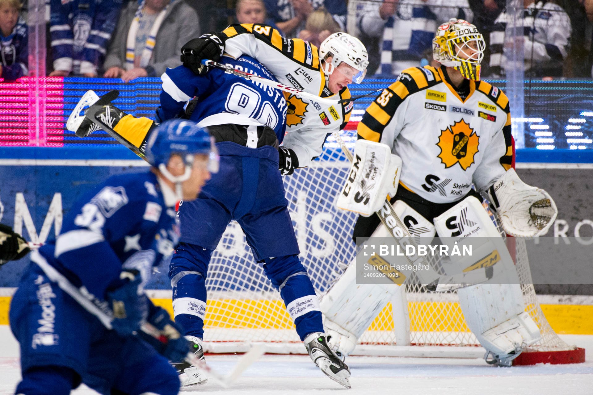 Leksands Fabian Brunnström lyfter upp Skellefteås Niclas